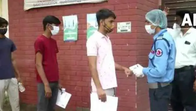 टीके के दोनों डोज नहीं लिए, अदालतों में चालक पद की लिखित परीक्षा में नहीं बैठने दिया