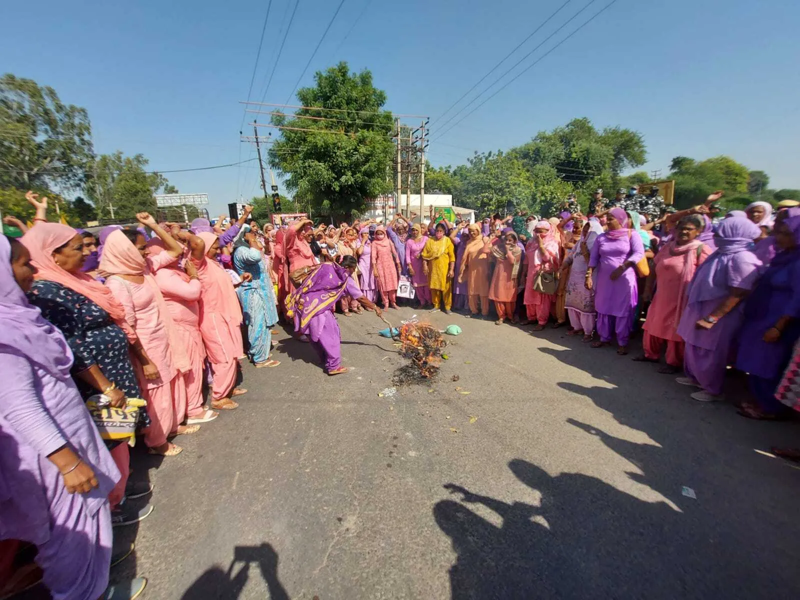 आंगनबाड़ी वर्करों ने फूंका महिला एवं विकास मंत्री कमलेश ढांडा का पुतला
