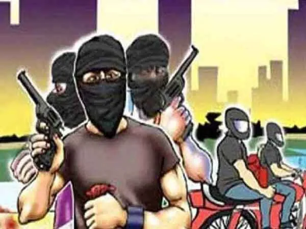 दो सगे भाइयों से हथियारबंद बदमाशों ने 1.80 लाख रुपये लूटे