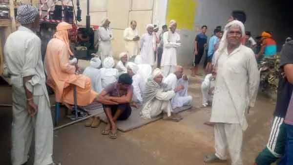बराड़ खेड़ा व बुआना गांव के बीच साइफन खुलवाने पहुंचा प्रशासनिक अमला