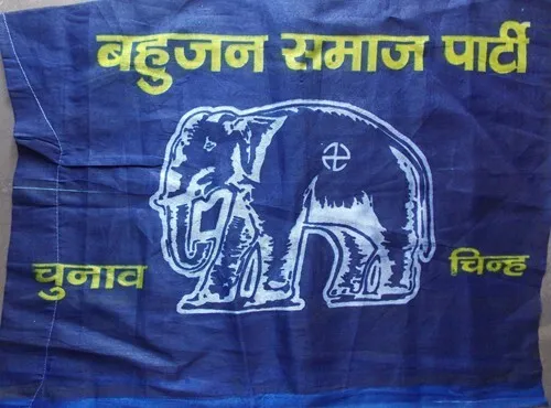 यूपी में भाजपा और बसपा को झटका, सात बागी विधायक सपा में शामिल