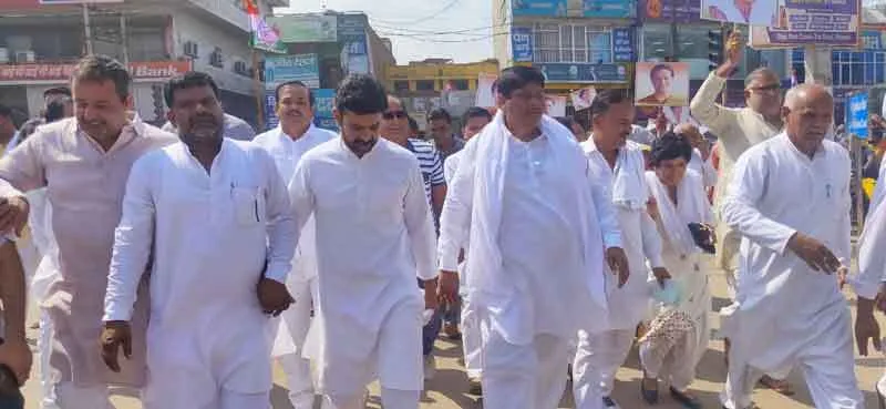 उत्तर प्रदेश में किसानों की हत्या के विरोध में सड़कों पर उतरे कांग्रेसी