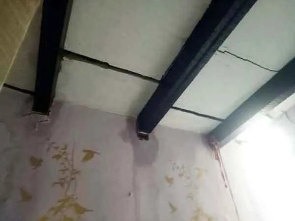 पानी की लाइन लीक होने से घरों आई दरारें