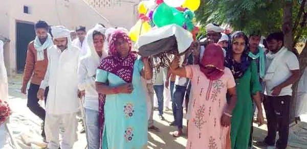 बेटियों ने पिता की अर्थी को कंधा देकर निभाया बेटों के बराबर होने का फर्ज
