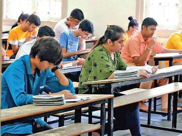 डिस्टेंस एजुकेशन से शिक्षा प्राप्त कर बनाएं अच्छा करियर