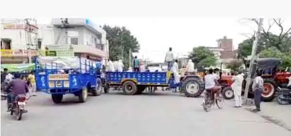 धान खरीद में अव्यवस्था पर फूटा किसानों का गुस्सा, लगाया जाम