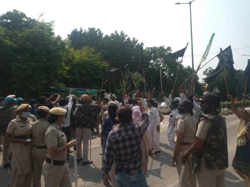 किसानों ने किया डिप्टी सीएम का विरोध, दिखाए काले झंडे