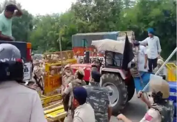 हरियाणा-पंजाब में धान खरीद न होने से किसानों का हल्ला बोल