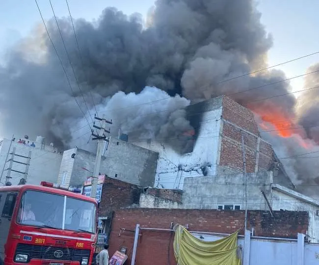पानीपत में यूनाइटेड एक्‍सपार्ट हाउस में लगी भयंकर आग, आसपास के घरों में फैली, सिलेंडर फटे