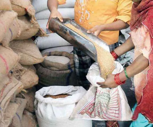 दो लाख 36 हजार 352 राशन कार्ड धारकों को बांटी खाद्य सामग्री