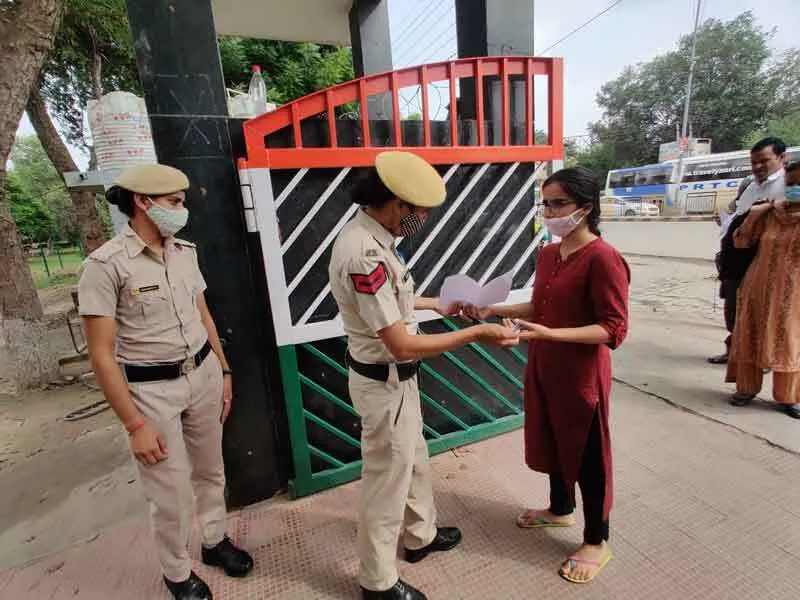मजाक बनी परीक्षाएं