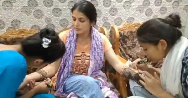 करवा चौथ पर सजी महिलाएं