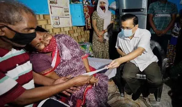 केजरीवाल ने शहीद के परिवार को सौंपा एक करोड़ का चेक