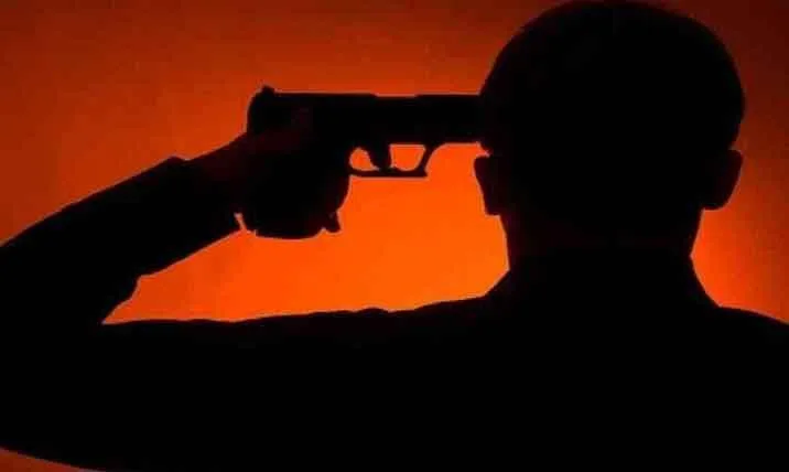 पुलिस से बचने के लिए बदमाश ने खुद को मारी 3 गोलियां