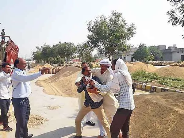 कई दिन से नहीं बिकी धान तो आग लगाने दौड़ा किसान