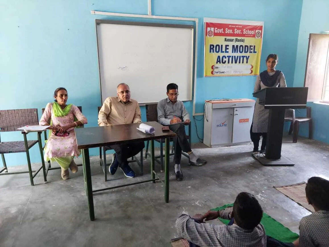 कुस्सर स्कूल में हुई पोस्टर मेकिंग व भाषण प्रतियोगिता