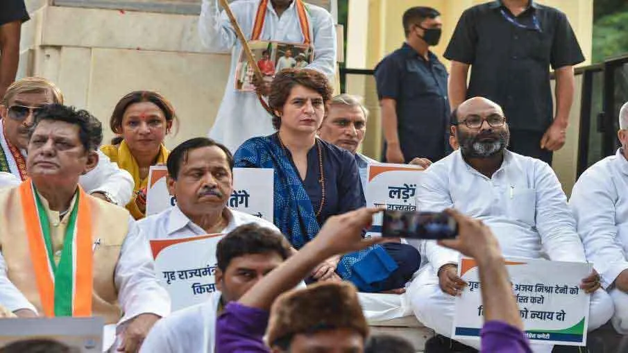 आगरा में मृत सफाईकर्मी के परिजनो से मिलने जा रही प्रियंका को रोका गया