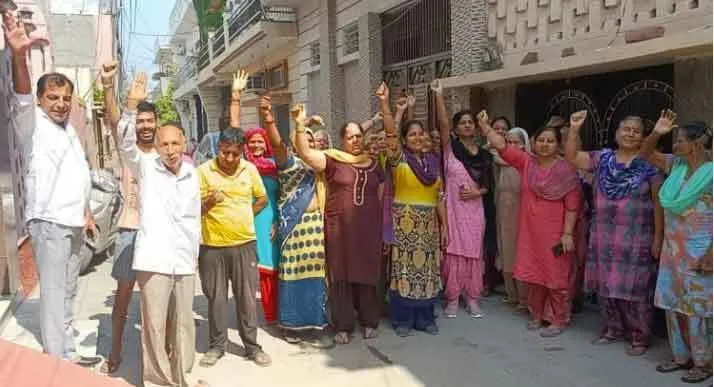 पेयजल किल्लत को लेकर गांधी नगर के लोगों ने किया रोष प्रदर्शन