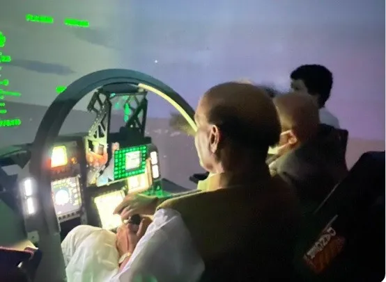 राजनाथ ने सिम्यूलेटर से तेजस में भरी ‘उडान ’