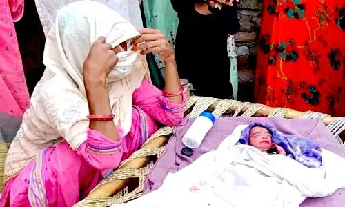 कलयुगी माँ ने नवजात को झाड़ियों में फेंका