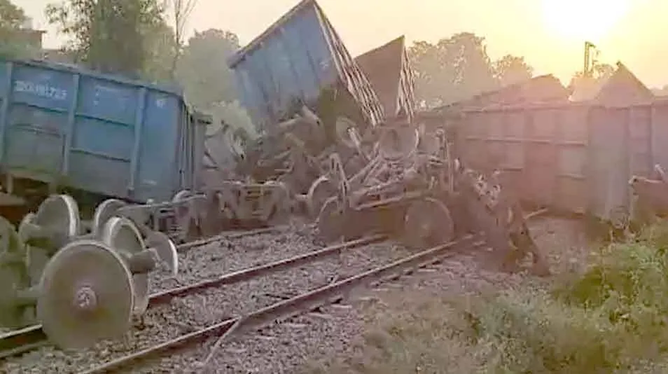 कानपुर देहात में मालगाड़ी बेपटरी, दिल्ली हावड़ा रेलमार्ग बाधित