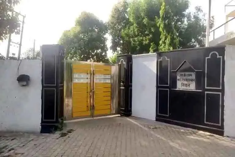 पत्नी के चरित्र पर शक के चलते दिया तिहरे हत्याकांड को अंजाम