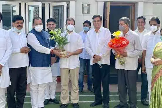 उत्तराखंड के कैबिनेट मंत्री यशपाल ने अपने विधायक पुत्र के साथ थामा कांग्रेस का हाथ