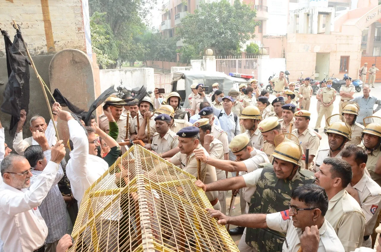 किसानों ने सांसद सुनीता दुग्गल का काले झंडे दिखाकर किया विरोध