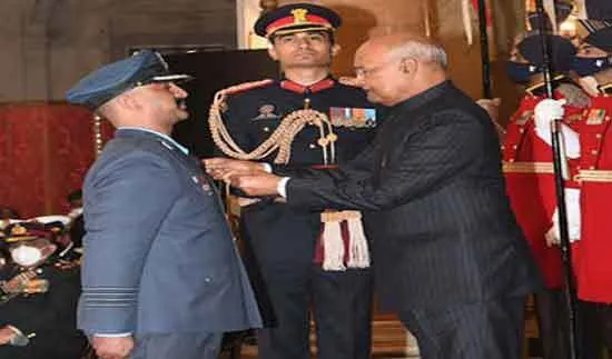 अभिनंदन वीर चक्र और प्रकाश जाधव कीर्ति चक्र से सम्मानित