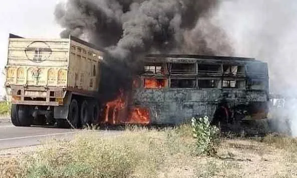बाड़मेर में बस और टैंकर में टक्कर, 8 लोग जिंदा जले