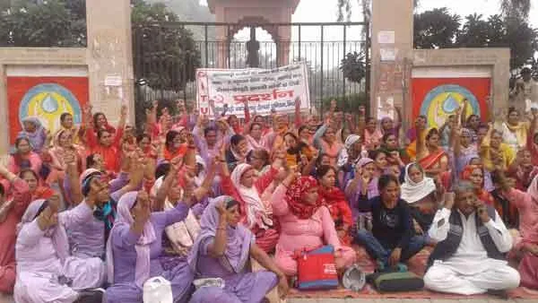 आंगनबाड़ी वर्कर्स और हैल्पर्स का धरना जारी