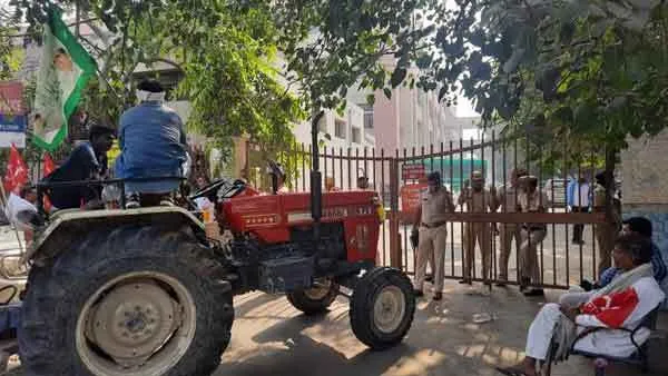 धान खरीद न होने पर फूटा गुस्सा, किसानों ने ट्रैक्टर-ट्रालियों संग लघु सचिवालय में डाला डेरा