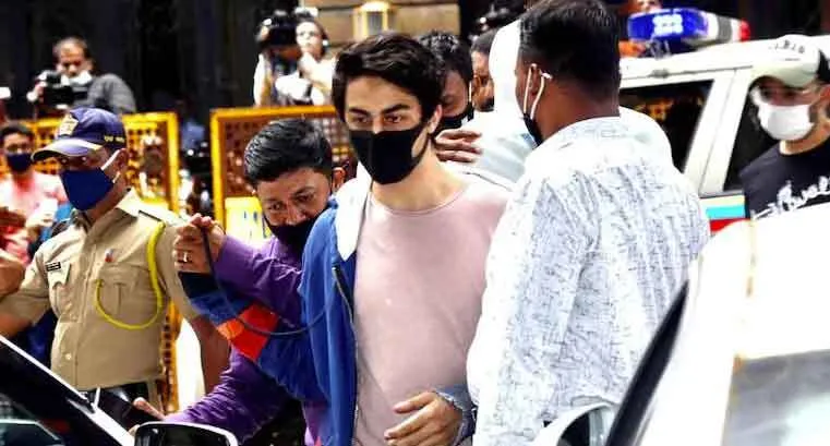 ड्रग्स केस: आर्यन खान एनसीबी दफ्तर पहुंचे