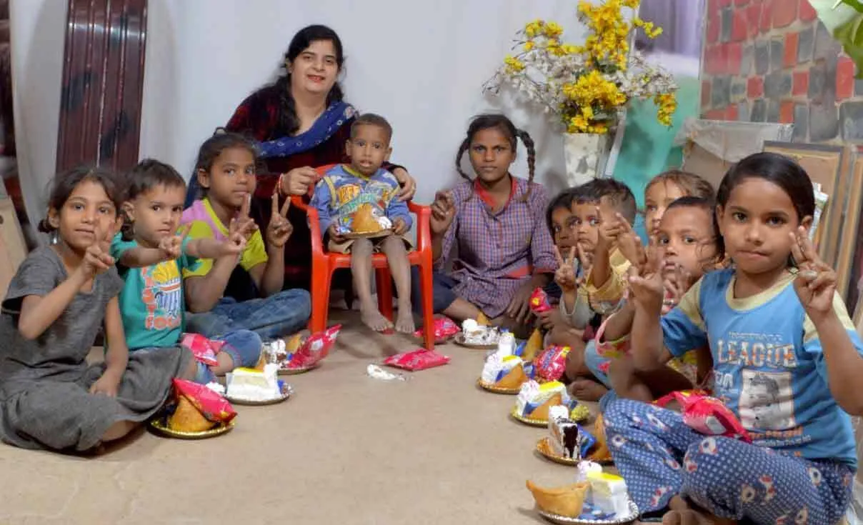 झुग्गी झोपड़ी में रह रहे बच्चों साथ मनाया जन्मदिन
