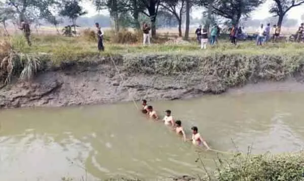 नहर में गिरी कार, एक परिवार के तीन लोग बह गए, लड़की बची