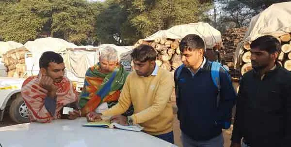 सीएम फ्लाइंग ने पकड़ी लकड़ियों से भरी दर्जनों गाड़िया