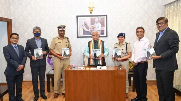 सीएम ने किया झज्जर की बेटी एएसपी पूनम दलाल की पुस्तक का विमोचन