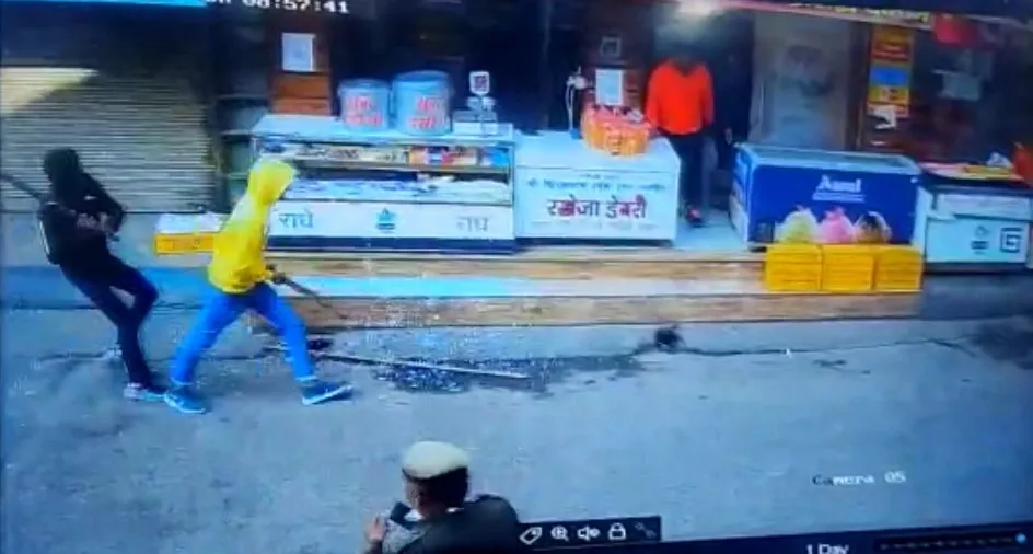 डायरी संचालक पर बदमाशों ने किया हमला, दुकान में की तोड़-फोड़, पुलिस को दी शिकायत