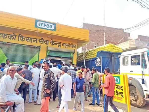 डीएपी खाद किल्लत: किसानों की उमड़ी भीड़, महिलाएं भी लगी लाइन में