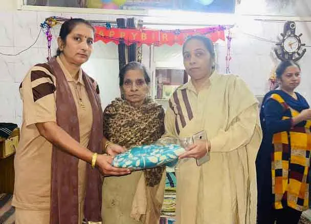 पावन अवतार माह मनाकर, वितरित कि गर्म शॉल