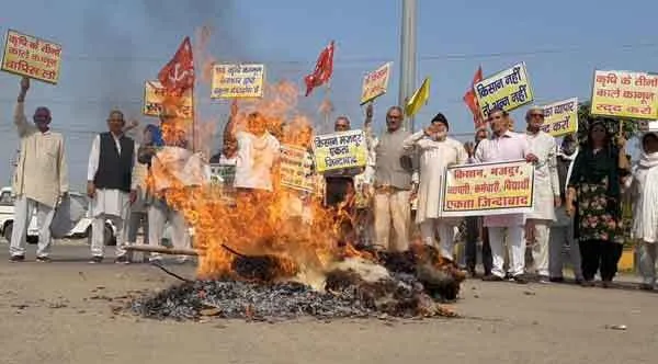 किसानों ने विरोध स्वरूप फूंके भाजपा-जजपा नेताओं के पुतले