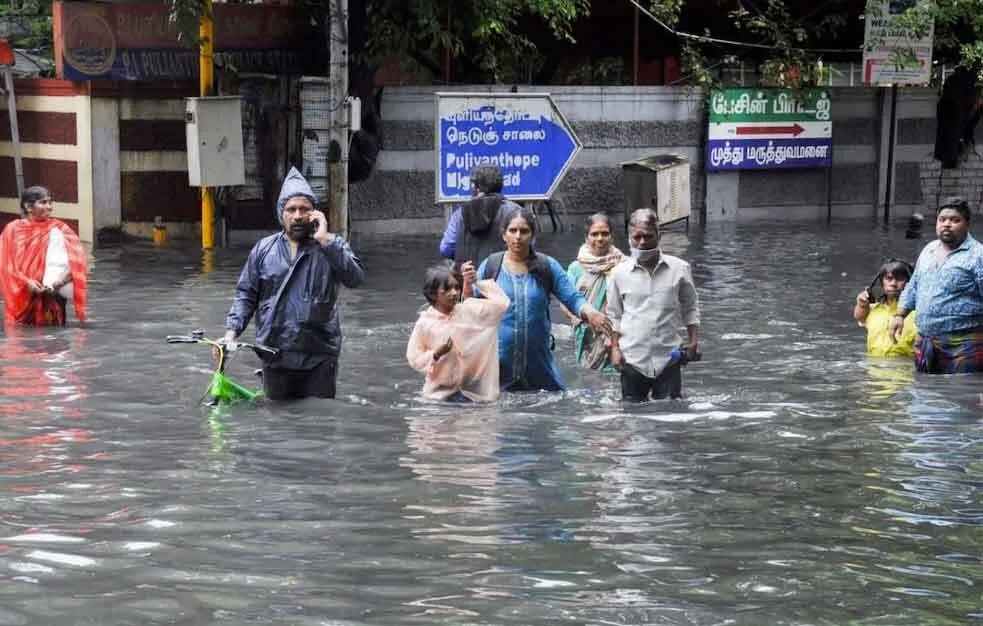 तमिलनाडु में बारिश का कहर जारी, रेड अलर्ट की दी गई चेतावनी