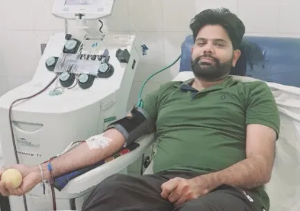 डेंगू पीडि़त का जीवन बचाने के लिए आगे आए शाह सतनाम जी स्पेशलिटी अस्तपाल के मैनेजर गौरव इन्सां