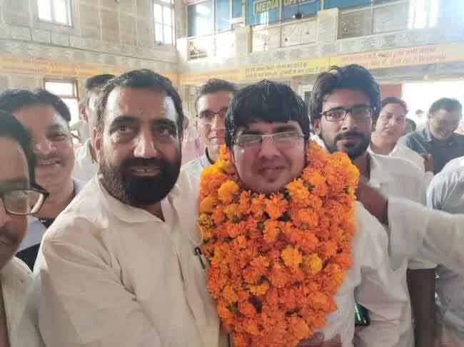 यूपीएससी परीक्षा पास करने का झूठ बोलकर पाया सम्मान, अब फंसा