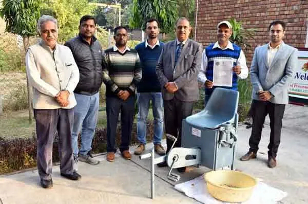 एचएयू वैज्ञानिकों के नाम एक और उपलब्धि: मकई दाना निकालने वाली पेडल ऑपरेटड मेज शेलर को मिला डिजाइन पेटेंट