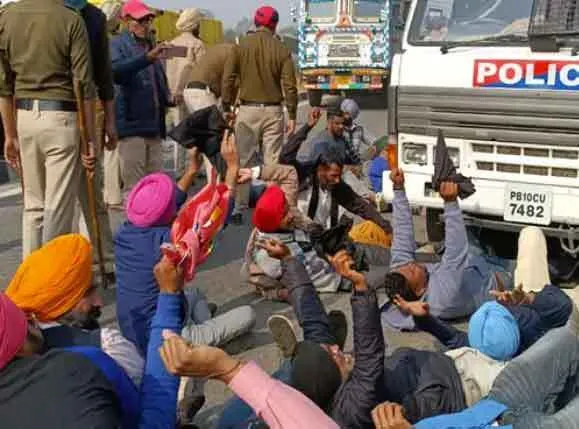 बरनाला में बेरोजगार अध्यापकों का पंजाब के सीएम चन्नी के खिलाफ प्रदर्शन, पुलिस ने किया लाठीचार्ज