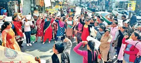 एनएचएम स्वास्थय कर्मचारियों ने निकाला रोष मार्च, चन्नी सरकार के वायदों की फूंकी गठरी