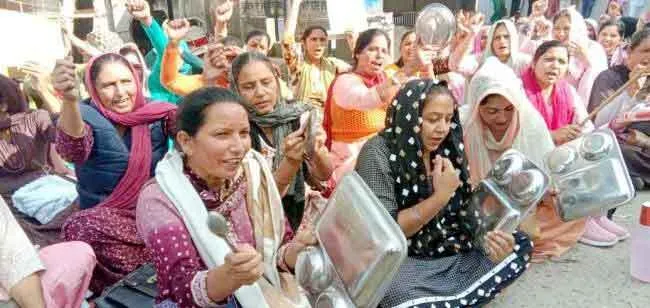 एनएचएम कर्मियों ने खाली बर्तन खड़काकर प्रदेश सरकार को जगाने की कोशिश