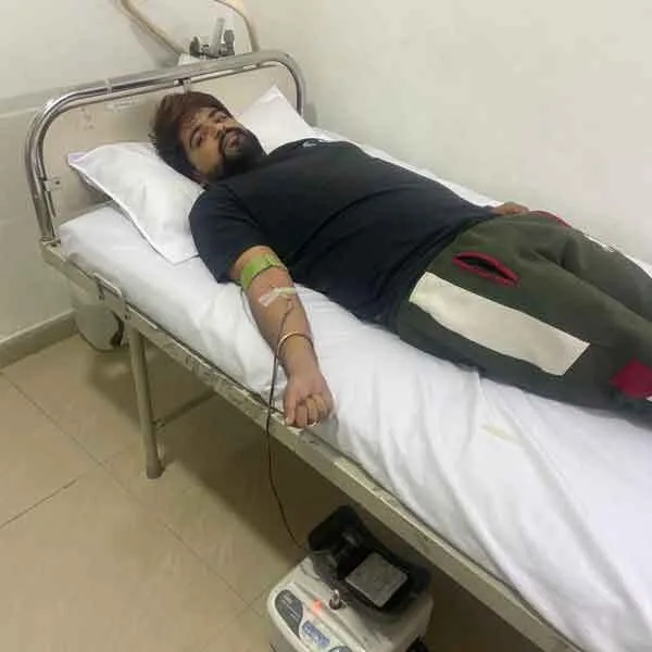 नीतीश लुम्बा इन्सां ने कैंसर से पीड़ित मरीज के लिए किया रक्तदान