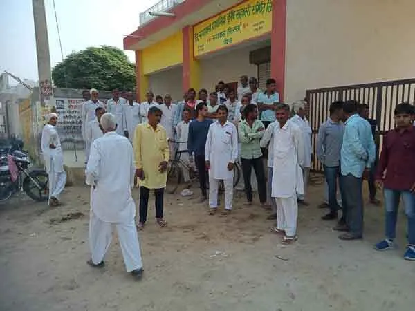 नहीं मिली खाद, 4 घंटे किसानों ने जताया रोष